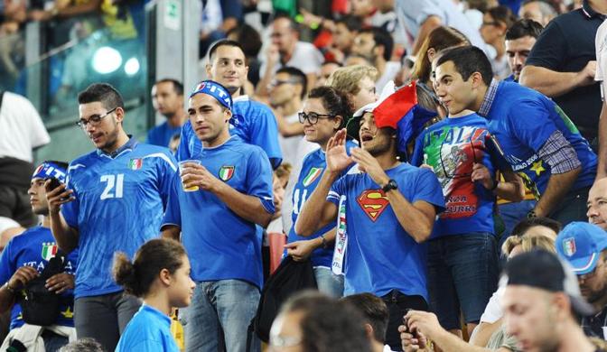 Tifosi azzurri sugli spalti dello Juventus Stadium. Ansa
